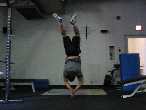 clapping handstand pushup 02