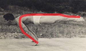 Atleta ripreso lateramlmente che esegue la posizione della planche, con evidenziata la linea del corpo