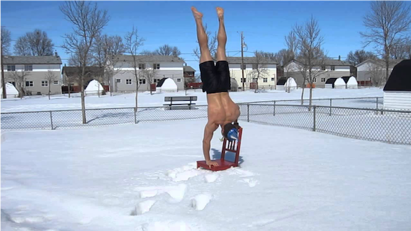 Chair Handstand (Handstand su una sedia)