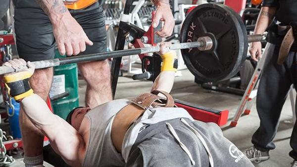 Come aumentare il tuo 225-Pound Bench for Reps Test (test sul massimo numero di ripetizioni di panca piana con 100kg)