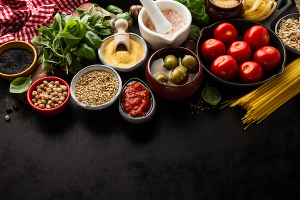 Restrizione calorica e digiuno intermittente: la fonte della giovinezza è davvero nella tua cucina?