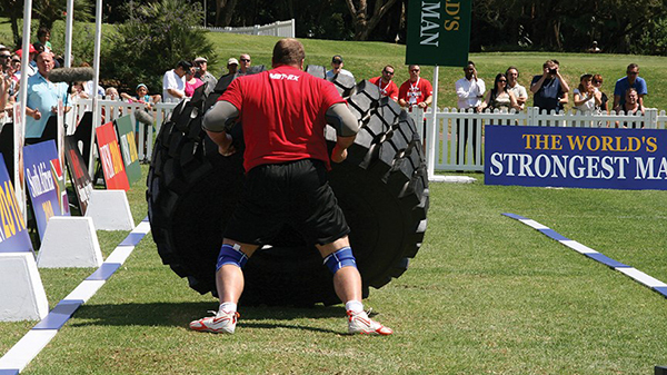 Tire Flipping Howto per lo sviluppo della forza e la sicurezza