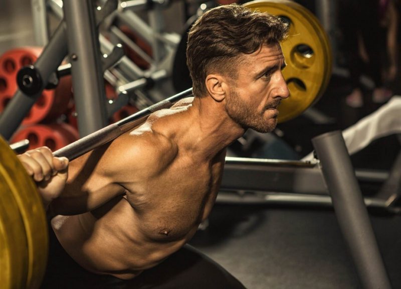 Atleta che esegue uno squat in palestra