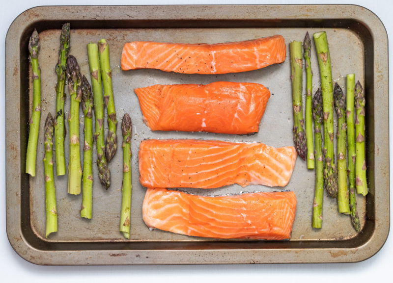 Piatto di salmone e asparagi