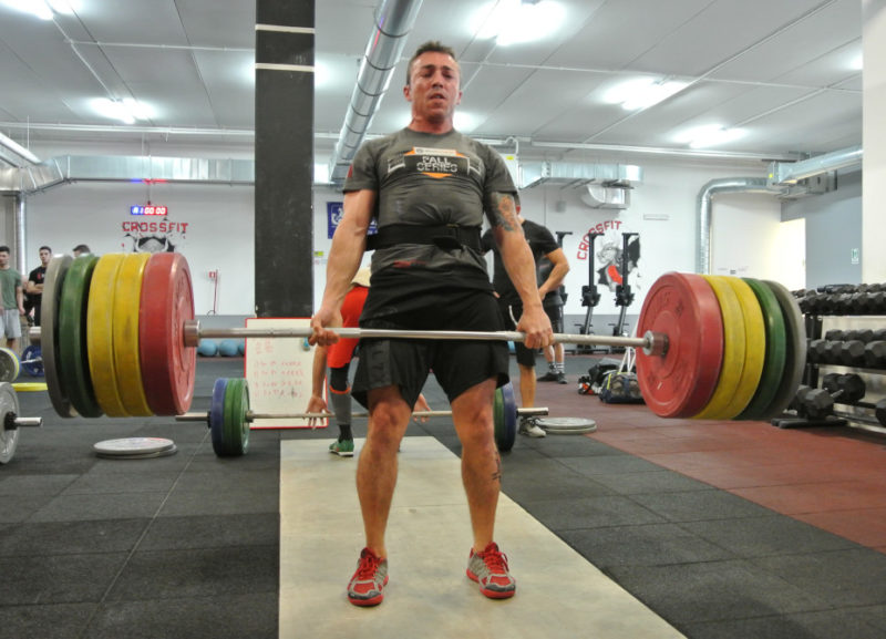 Powerlifter che esegue uno stacco da terra