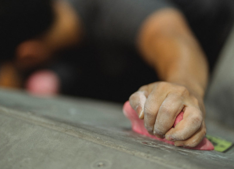 Mano di un climber per mettere in evidenza la forza di presa della mano