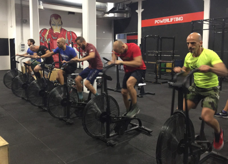 Atleti che allenano il condizionamento con airbike