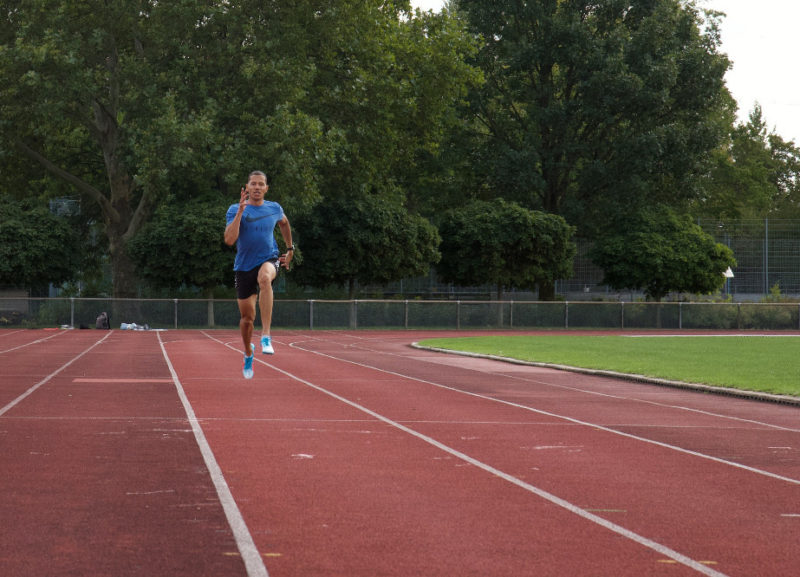 Atleta che esegue uno scatto ad alta intensità