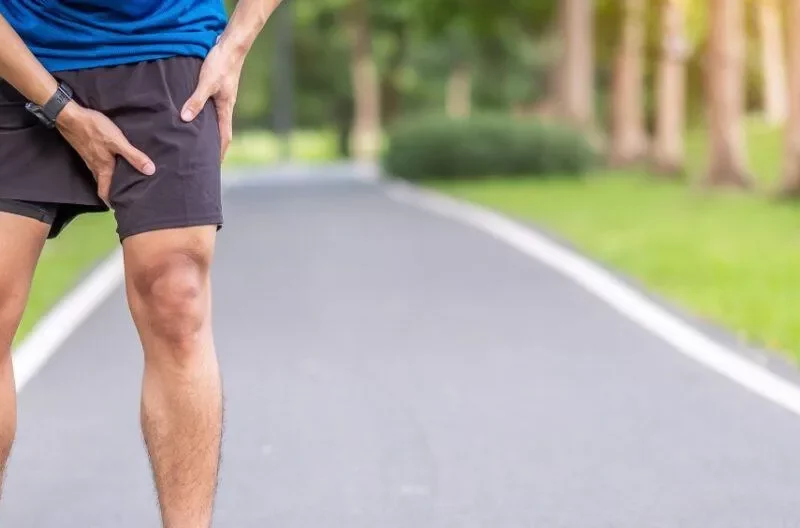 Atleta che prova dolore muscolare alla gamba