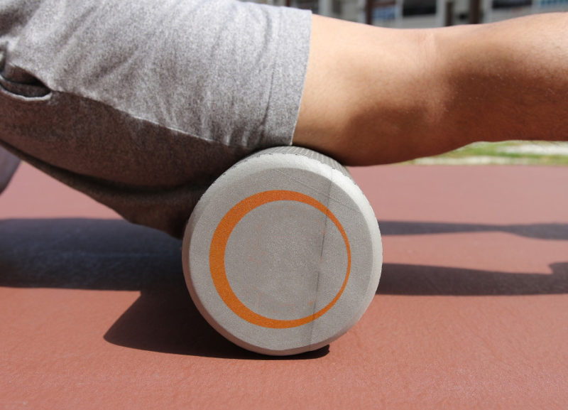 Atleta che usa foam roller per recupero e rigenerazione
