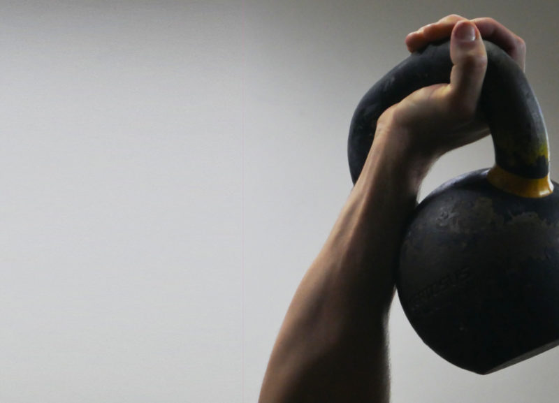 Una mano che tiene un kettlebell