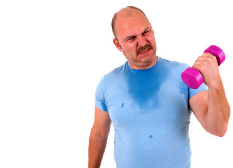 Uomo debole con pesino rosa