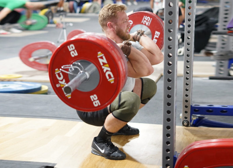Atleta che esegue uno squat