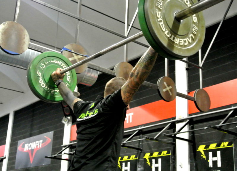 Atleta di weightlifting con una bassa schiena forte