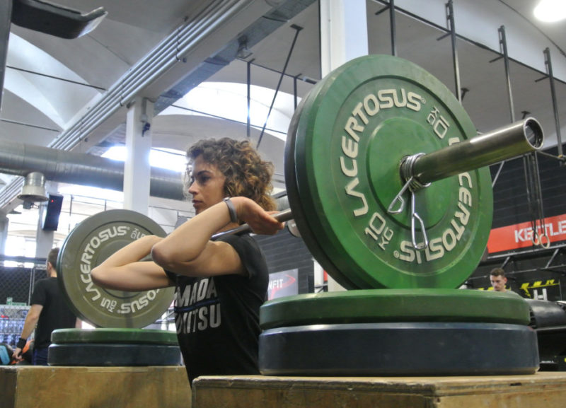 ragazza che esegue un front squat per inserire varietà nell'allenamento