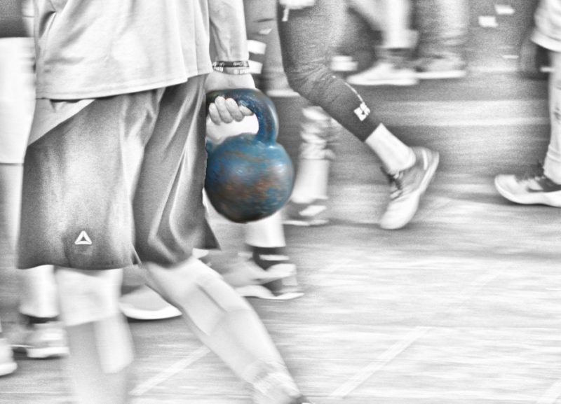 Atleta che trasporta una kettlebell